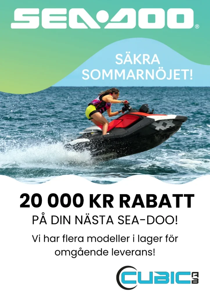 Kvinna kör Sea-Doo vattenskoter i hög fart på havet – sommarkampanj från Cubic AB med 20 000 kr rabatt på Sea-Doo 2025